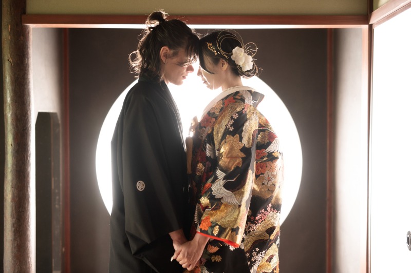 丸障子でおでこコッツン