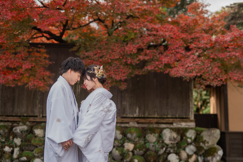 門近くの赤い紅葉と!