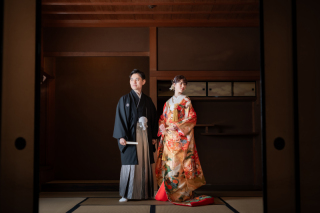 和装の美しさとおふたりのクールな雰囲気を引き出したお写真。かっこよさを追求した一枚で、普段の自分とは一味違う前撮りも残します。