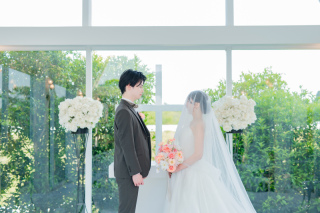 【結婚式を挙げないおふたりへ】誓いのセレモニー付ウェディングフォト【グリーンとホワイトが特徴の光が差し込むチャペルでの撮影！】