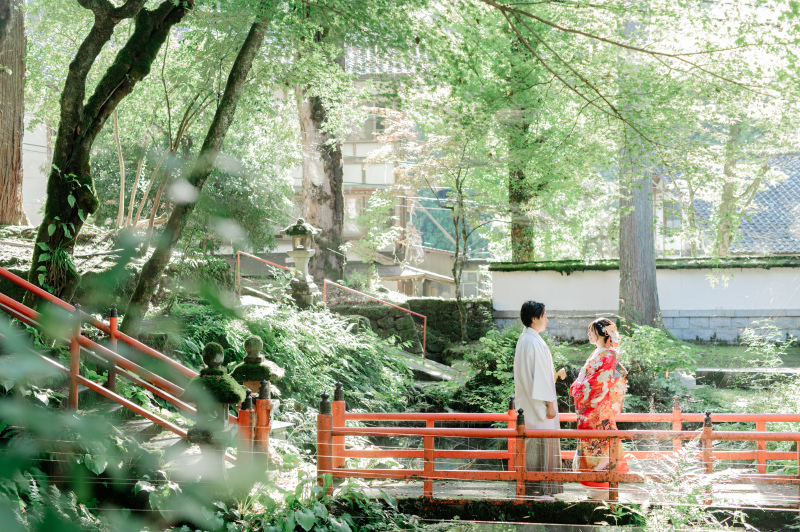 【ダイナミックな寺院、5重の塔など建造物の迫力がすごい】大岩日石寺での和装色打掛や白無垢でのロケーション撮影