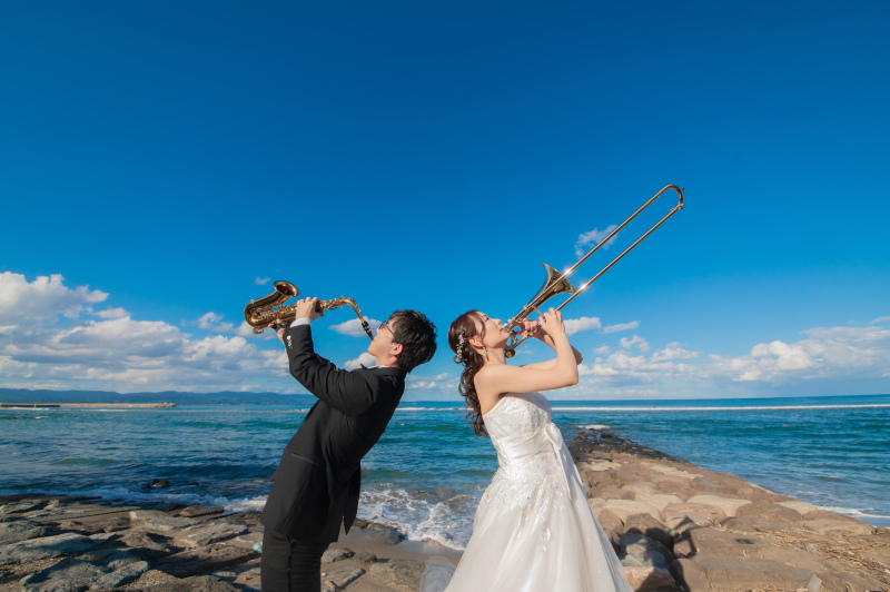 【レトロな踏切に視線いっぱいに広がる海や岩など様々なシチュエーションが魅力】雨晴海岸ウェディングドレス全データプラン