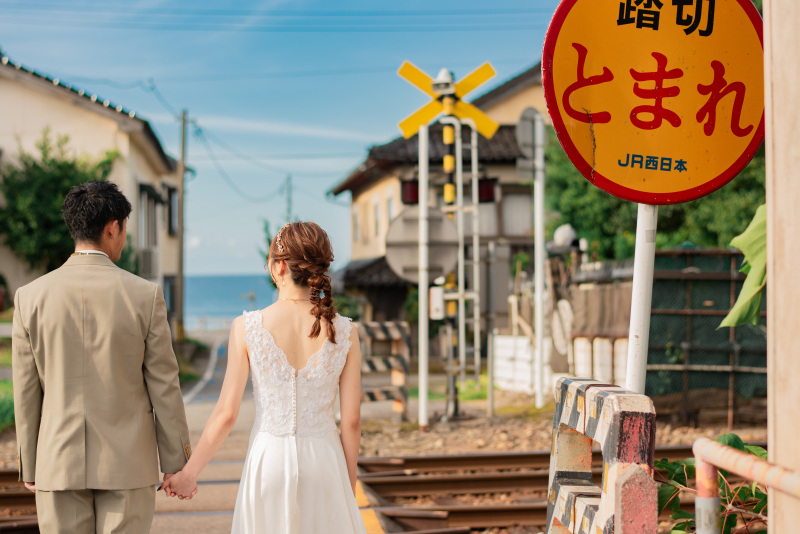【レトロな踏切に視線いっぱいに広がる海や岩など様々なシチュエーションが魅力】雨晴海岸ウェディングドレス全データプラン