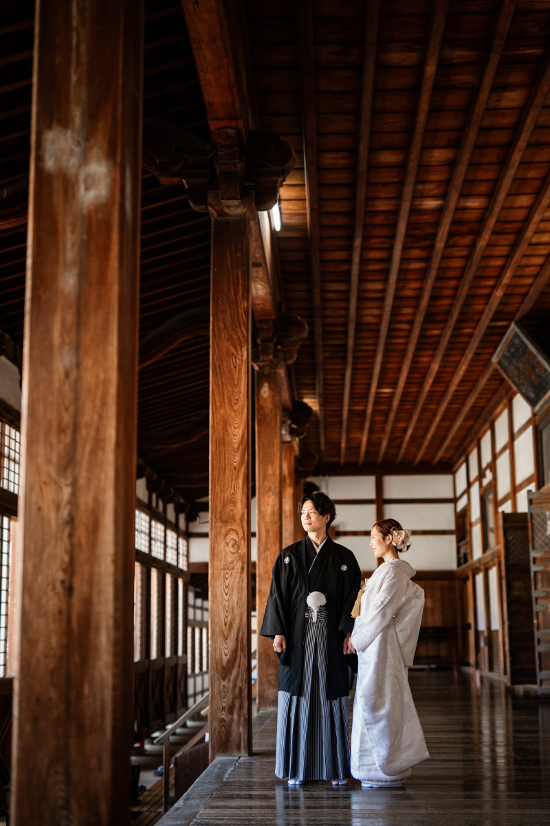 富山の国宝・瑞龍寺を舞台に、白無垢・色打掛で彩る本格和装ウェディングフォト。一生ものの記念写真を残しませんか。