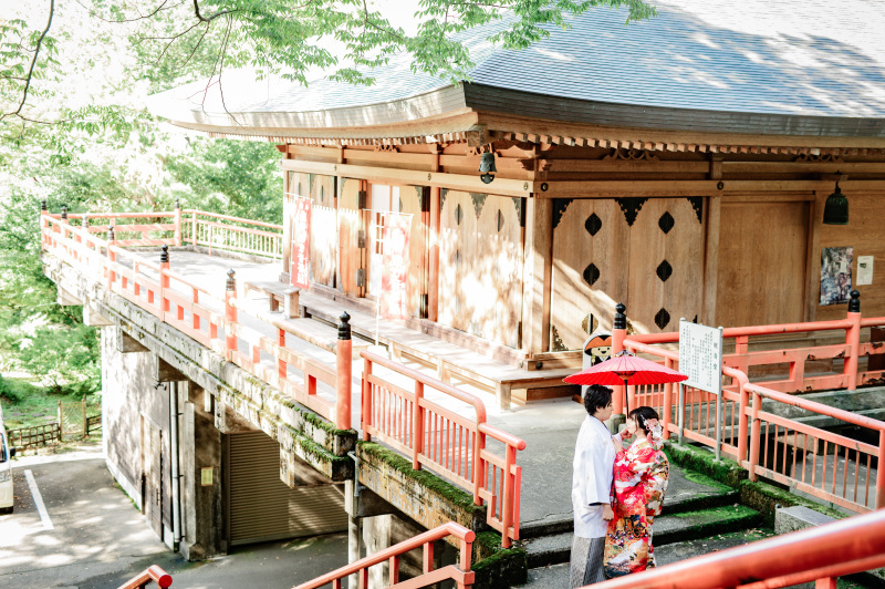【ダイナミックな寺院、5重の塔など建造物の迫力がすごい】大岩日石寺での和装色打掛や白無垢でのロケーション撮影