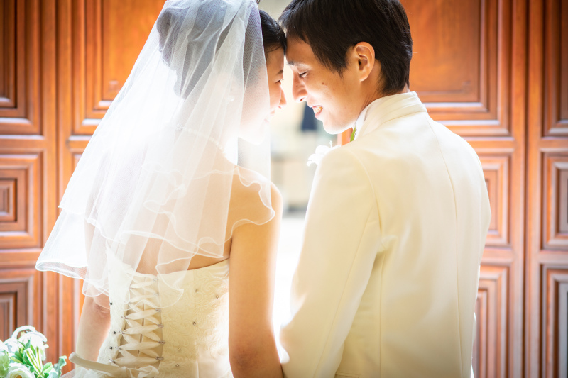 木目調の扉前で幻想的ショット