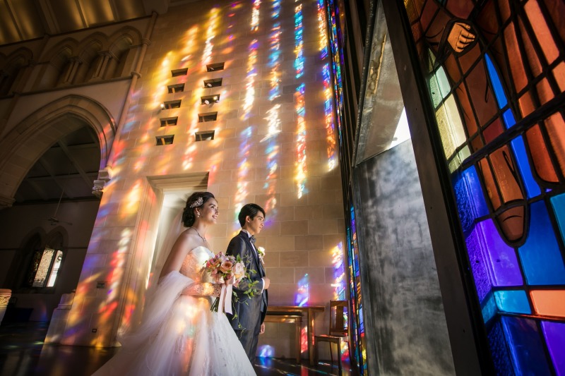 お時間帯によって雰囲気の異なるステンドグラス