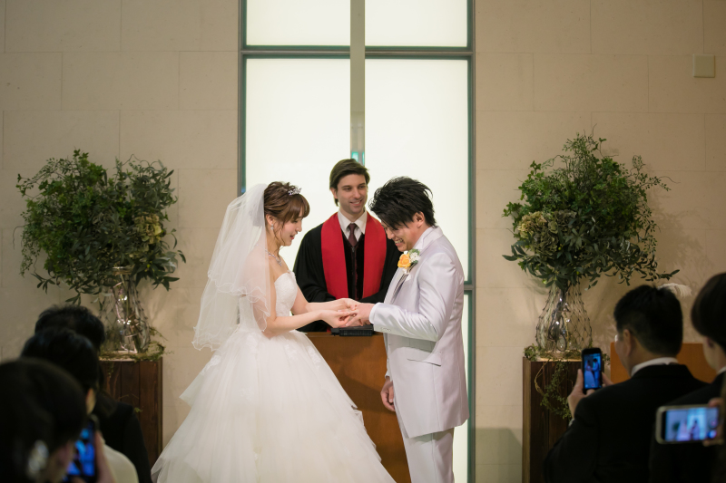 緊張の指輪交換でも・・笑顔のおふたり♡