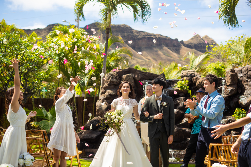ゲストの皆様からの祝福のフラワーシャワー