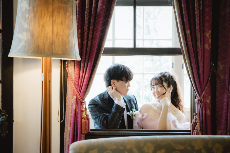 窓から覗く幸せなおふたり✨