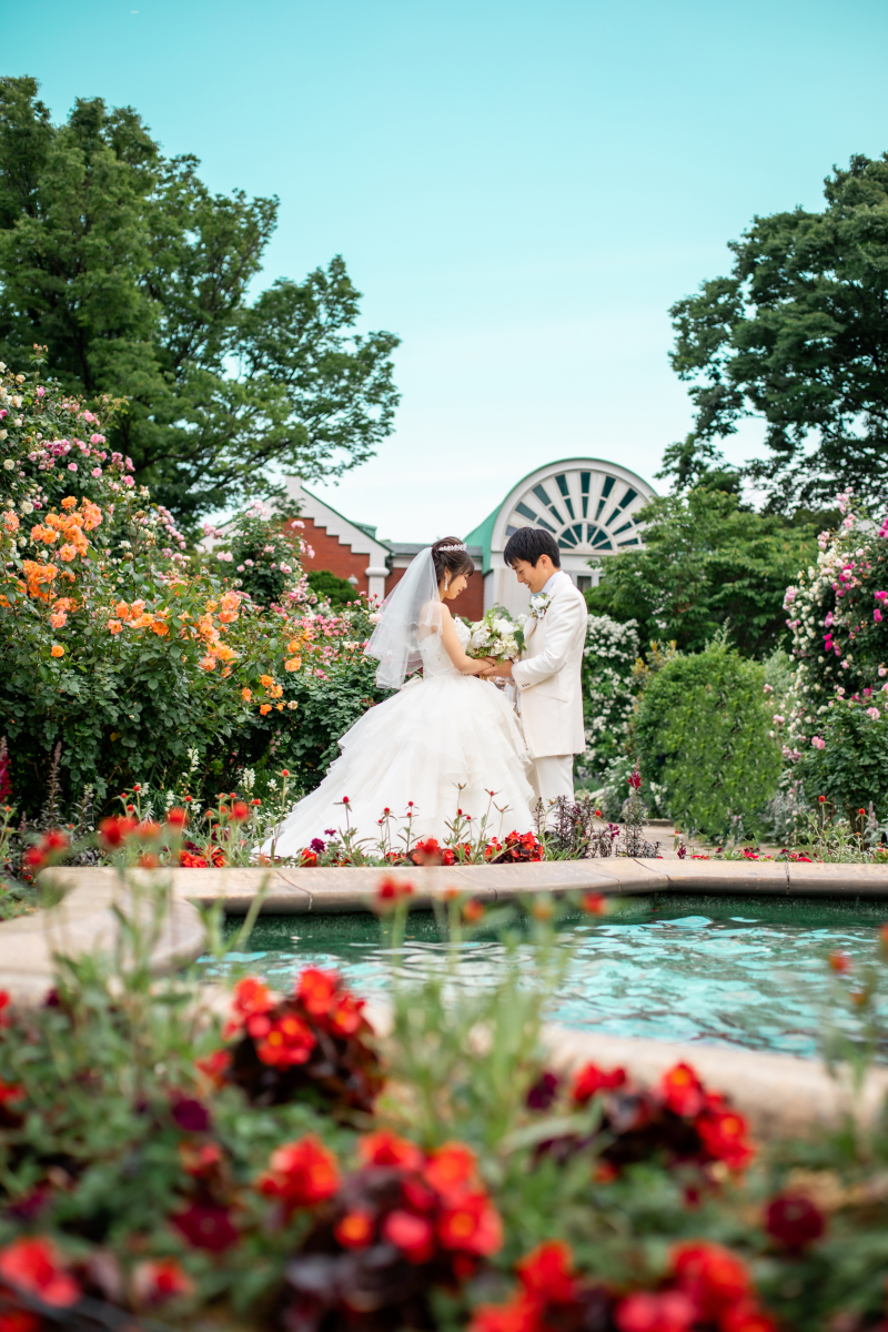 花々に囲まれて