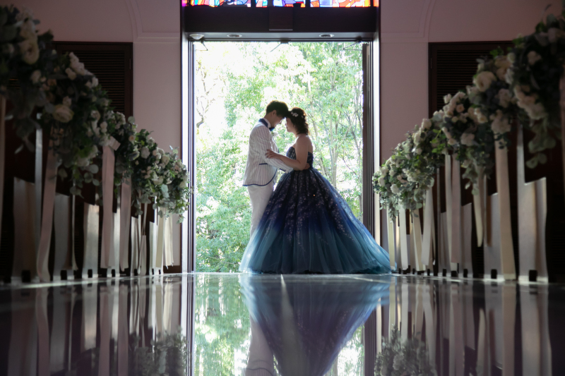 照明を落として…