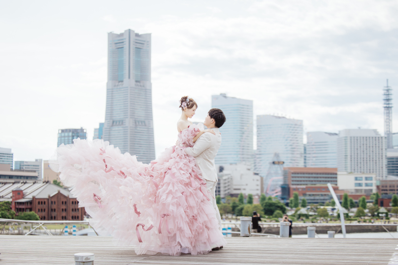 みなとみらいの景色をバックに