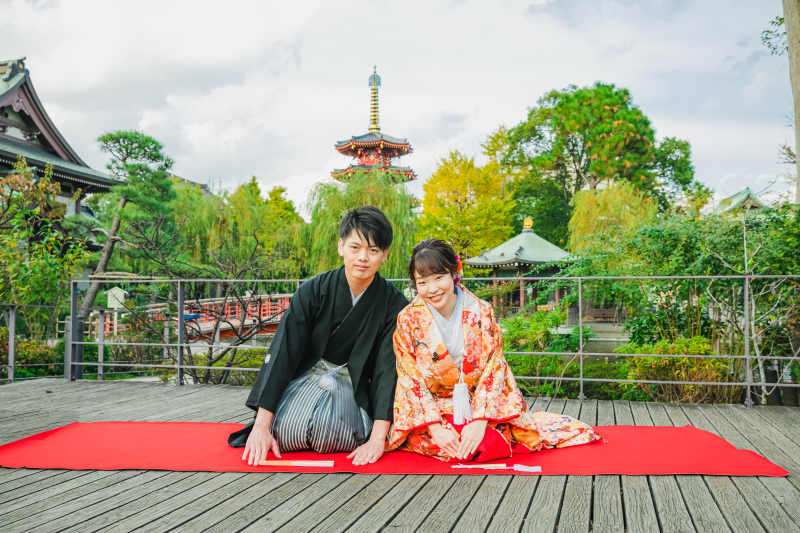 八角五重塔を背景に