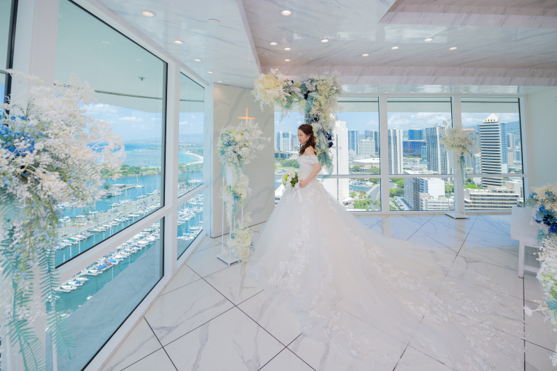 景色が映える真っ白なチャペル