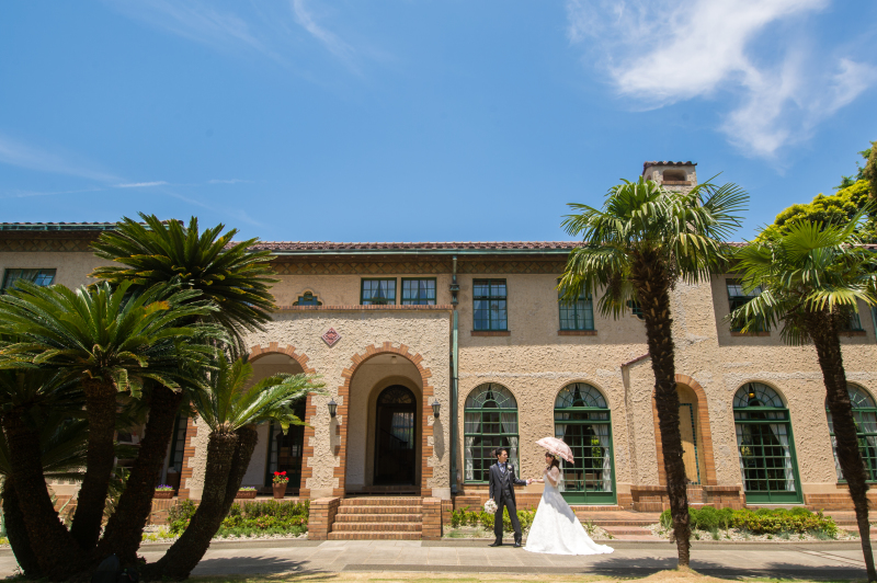 外観を背景にリゾート風…