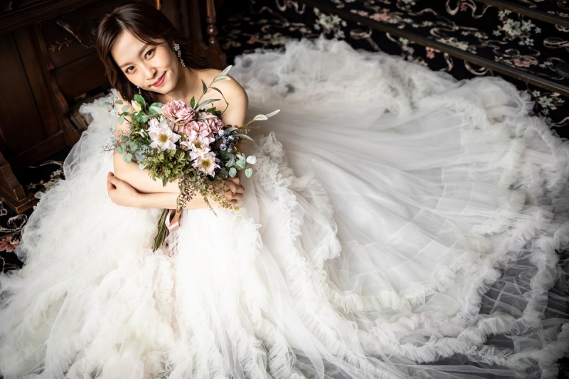 定番ショットも甘くなりすぎない「大人のドレス選び」