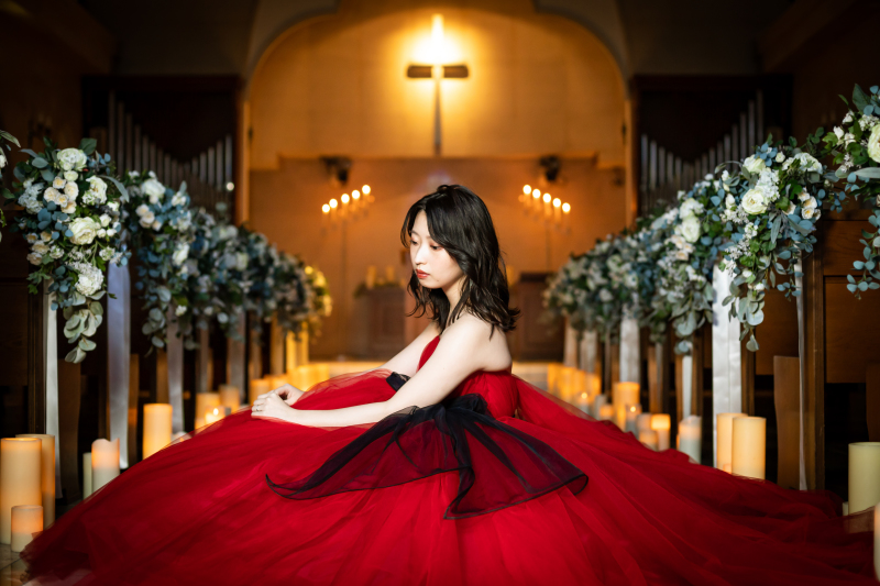 あえてのカラードドレスで「誰とも違う」を狙う!