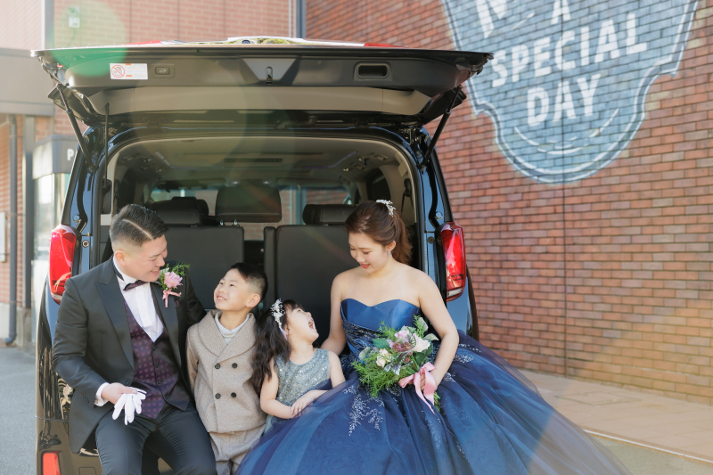 愛車に乗って家族仲良く微笑ましいですね