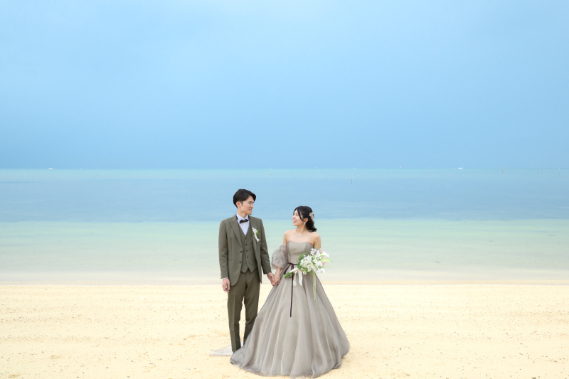 小さな結婚式 沖縄イル・ド・レ店_カラードレスが豊富