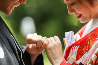 美しい庭園とおふたりの愛♡和婚フォト