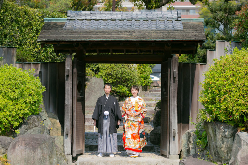 厳かな門構え