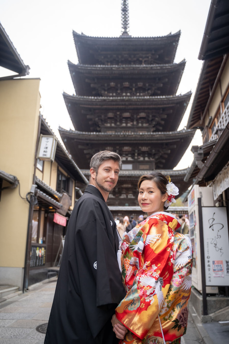 八坂の塔の前で