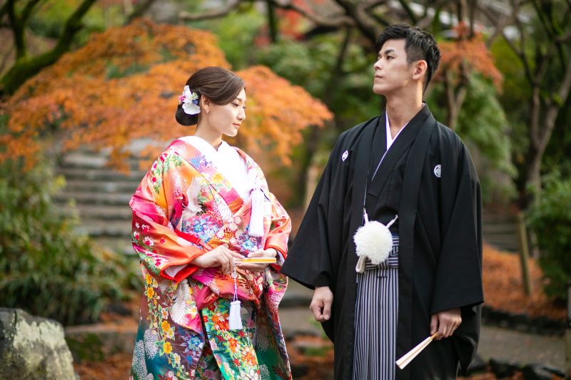 紅葉を背景に…