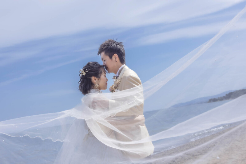 包み込むように