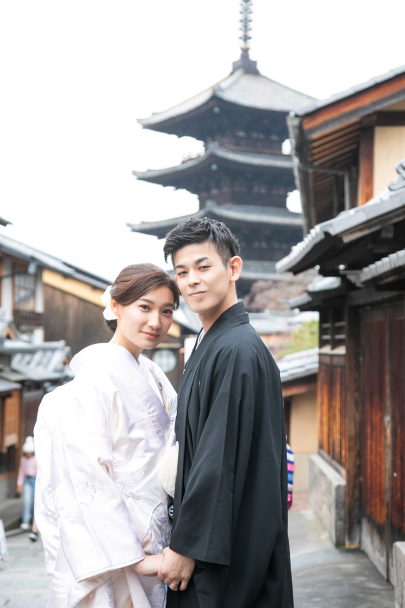 手をつないだポーズ