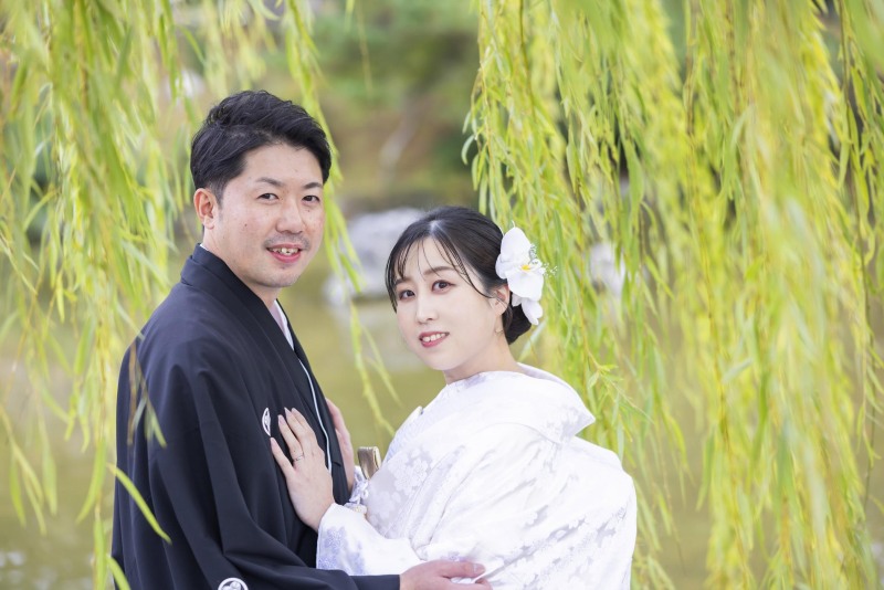 柳がおふたりをつつみこむ