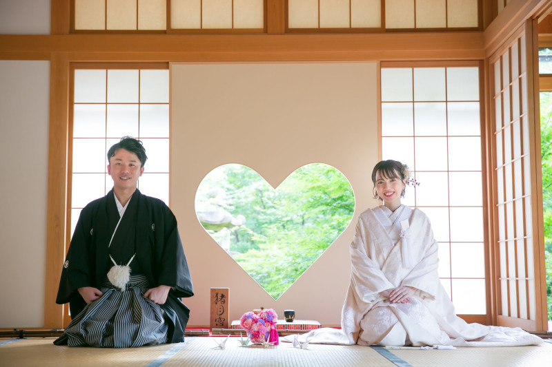 ハートの窓の前で