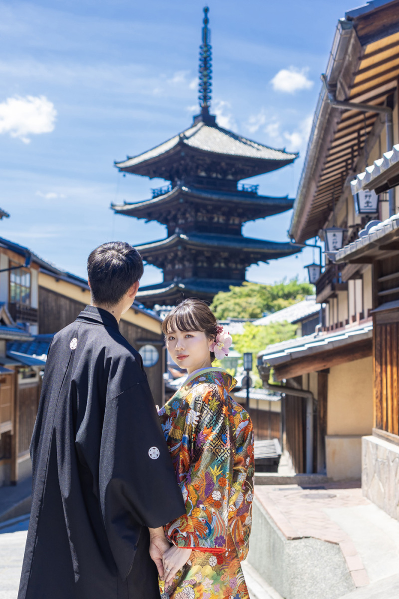 塔を見上げるアングル