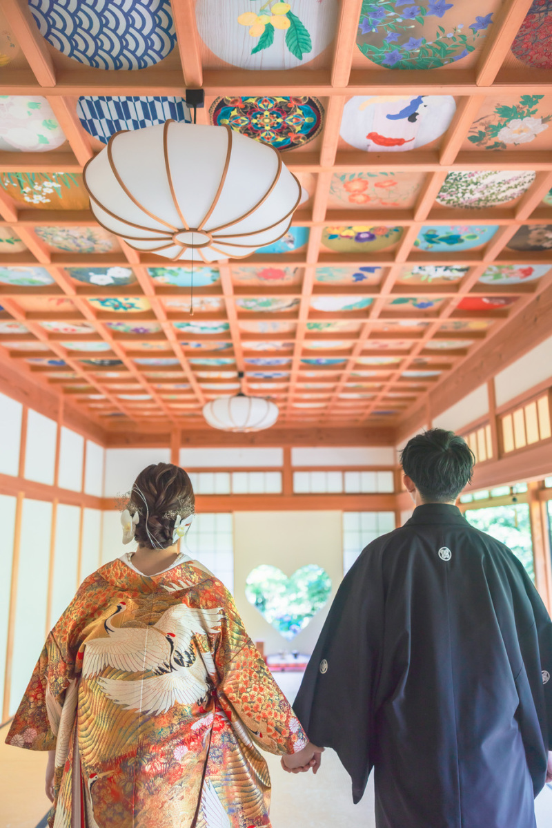 天井にはカラフルな絵画