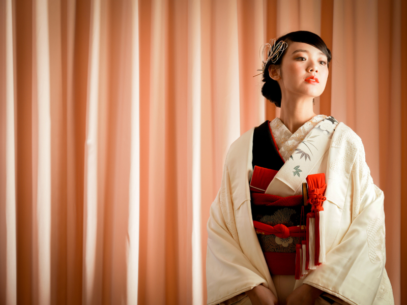 大振袖に純白の白無垢を羽織るように