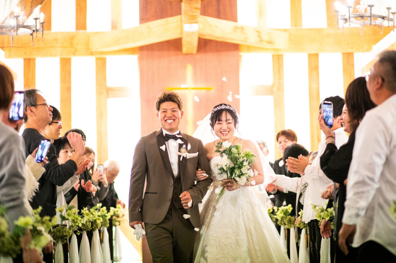 お庭でのご撮影後、チャペルへ移動すると...