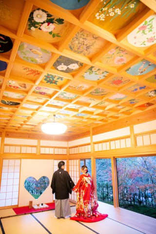 花嫁和婚_〈正寿院〉ハートの窓や風鈴祭りなど、可愛いがあふれるロケーション