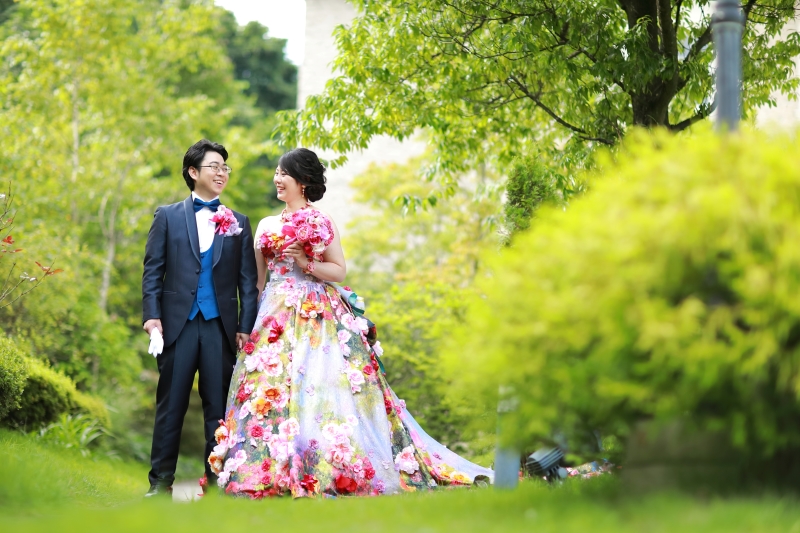 厳かな教会と華やかな披露宴会場で　〈白ドレス＆色ドレス結婚式前撮りロケ〉 