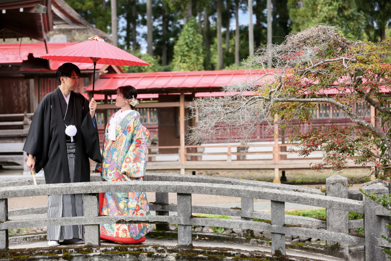 和装は紅葉の神社でドレスはチャペルと会場で　〈白ドレス＆色打掛ロケ〉