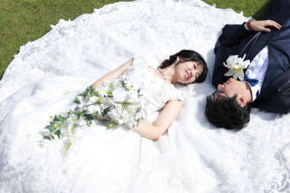 2人の晴れ姿に家族もハッピーに　〈白ドレス＆色ドレスロケ〉 