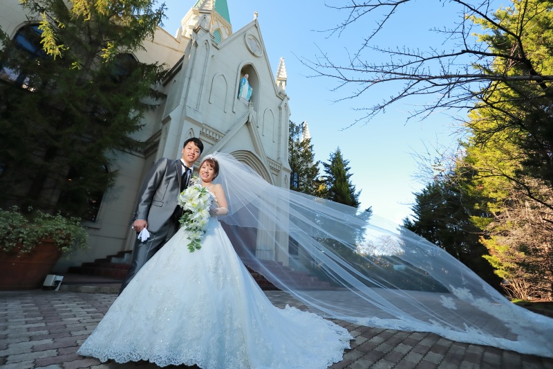 教会外観を背景に