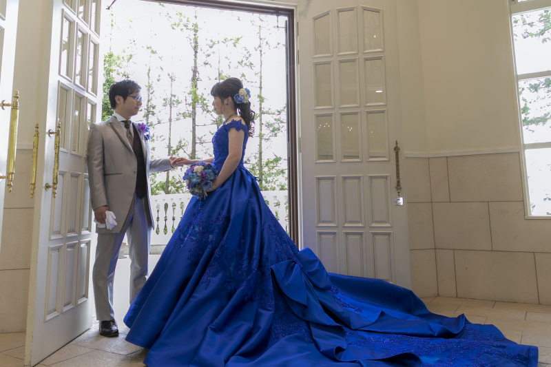 色ドレスが映える