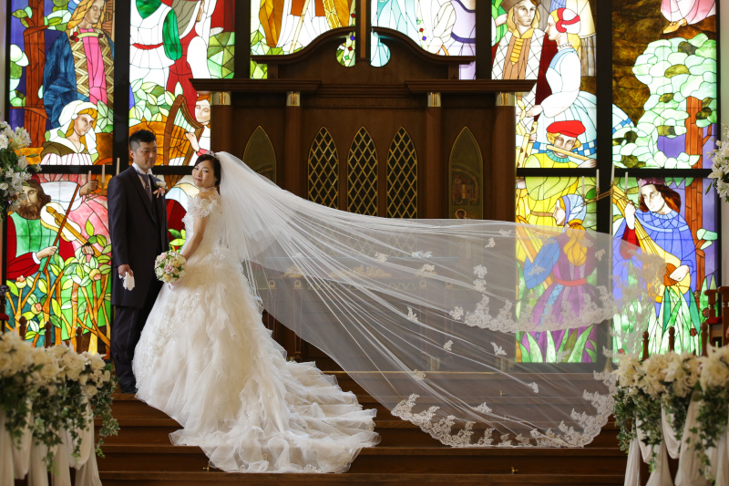 聖壇にそって広がるドレス