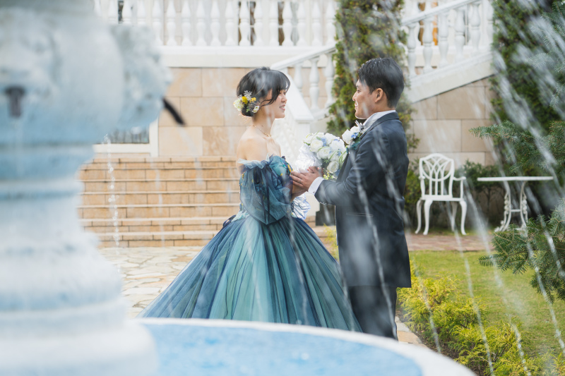 噴水の水越しに