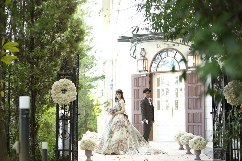 まだまだ緑が鮮やかな10月フォト 〈白ドレス&色ドレス結婚式前撮りロケ〉