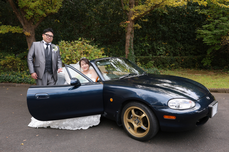 愛車と一緒に記念フォト　〈白ドレス結婚式前撮りロケ〉 