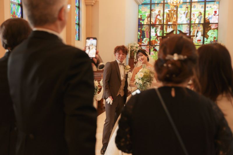 ふたりの晴れ姿に家族もハッピーに！　〈白ドレス＆色ドレスロケ〉 