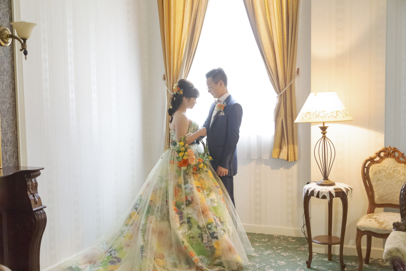 花柄プリントが印象的なにニナガワドレスを纏って　〈白ドレス＆色ドレス前撮りロケ〉