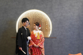 純白のドレスと赤の色打掛で紅白フォト　〈白ドレス＆色打掛ロケ〉