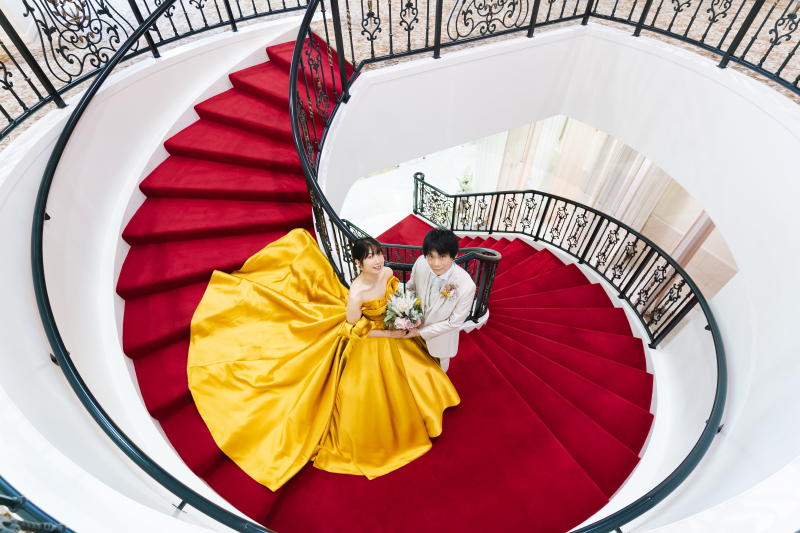 定番の洋装2着、教会と披露宴会場で　〈白ドレス＆色ドレス結婚式前撮りロケ〉